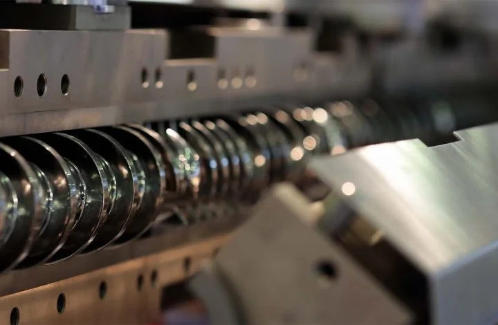 The Difference Between Extrusion Molding vs Injection Molding